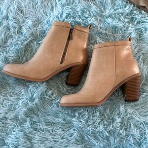 NWT Shoedazzle boots nude tan beige block heel zip versatile